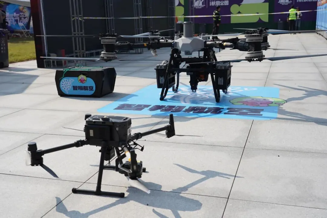 无人机空投“音乐节续命水”！杭州这场演出科技感拉满